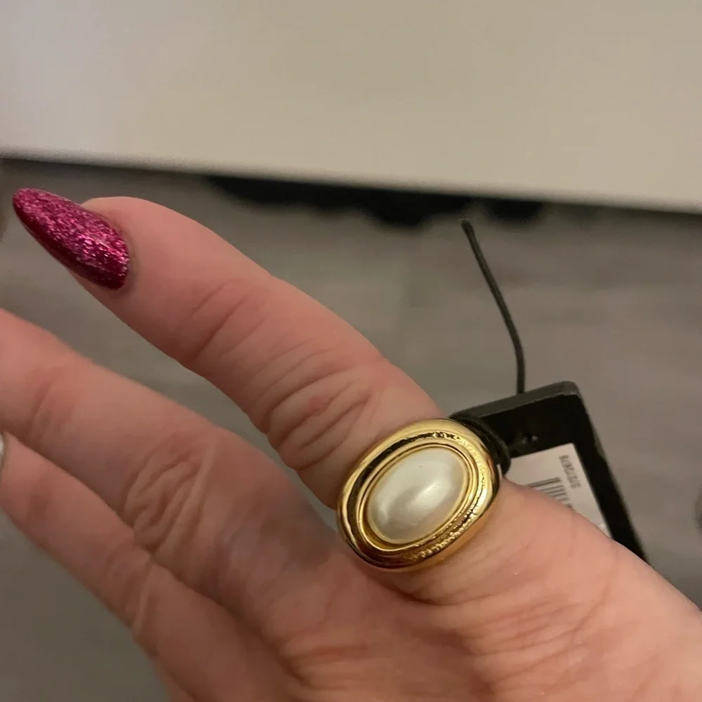 🇺🇸Ann Taylor Pearlized Oval Statement Ring 🇺🇸